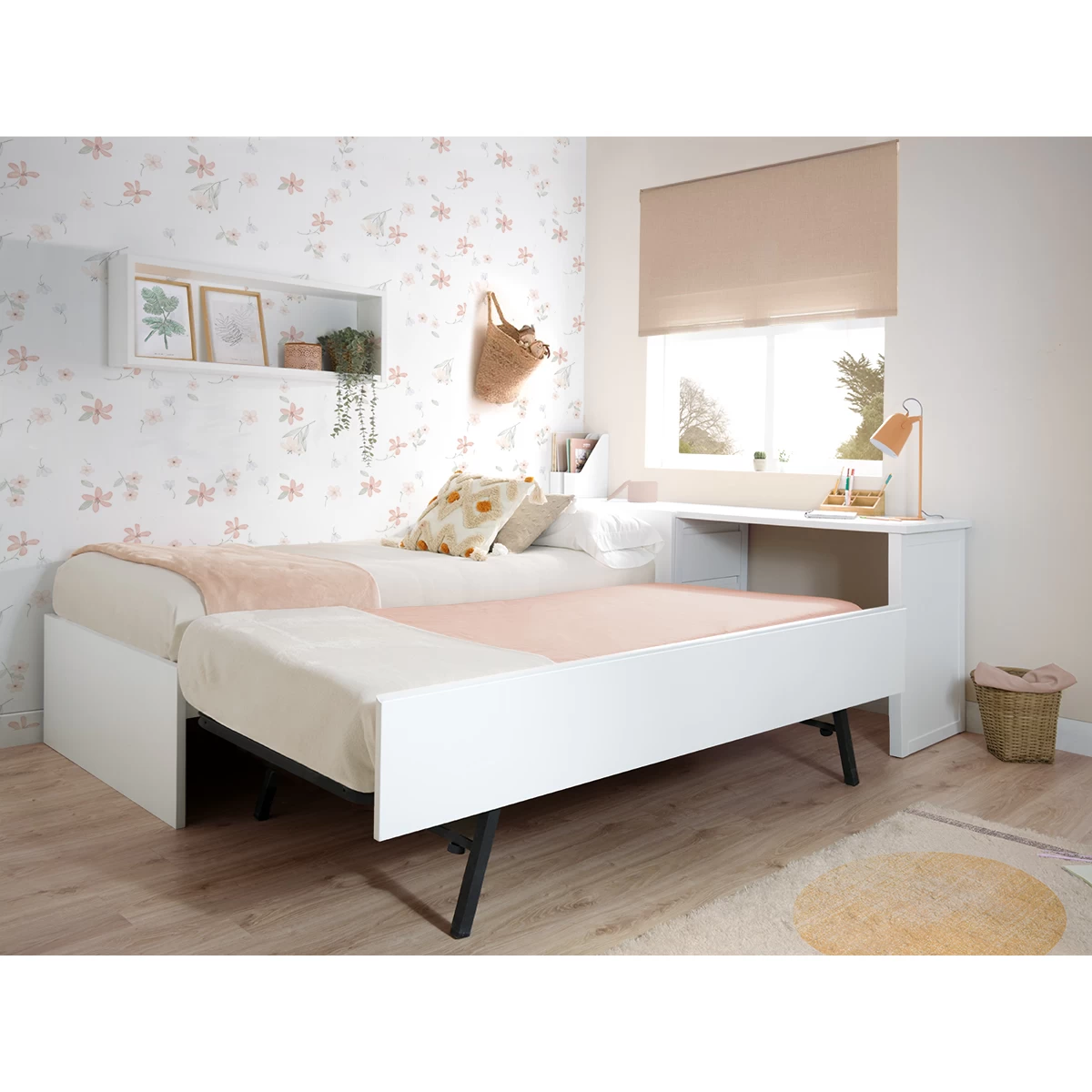 Habitación infantil con cama nido elevable y arcón-escritorio.