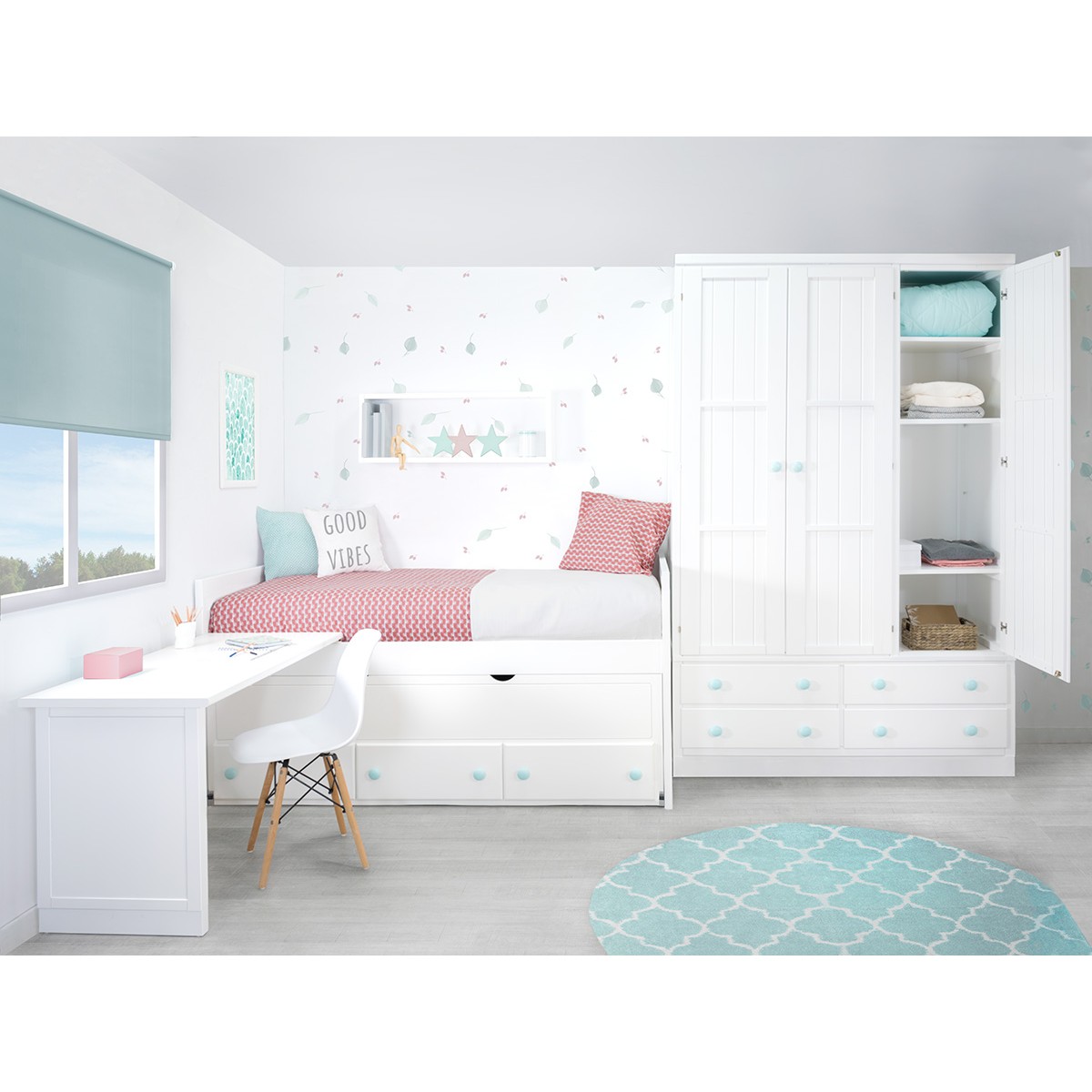 Dormitorio con litera y cama nido con armario integrado en blanco  desgastado y celeste