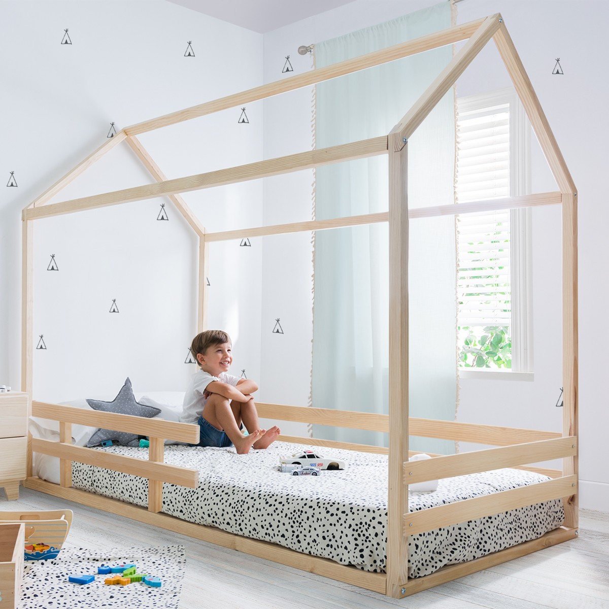 Cama infantil montessori con forma de casa de madera natural colchón 90 x  200 cm