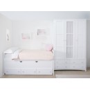 Dormitorio infantil blanco con cama compacta y armario tres puertas