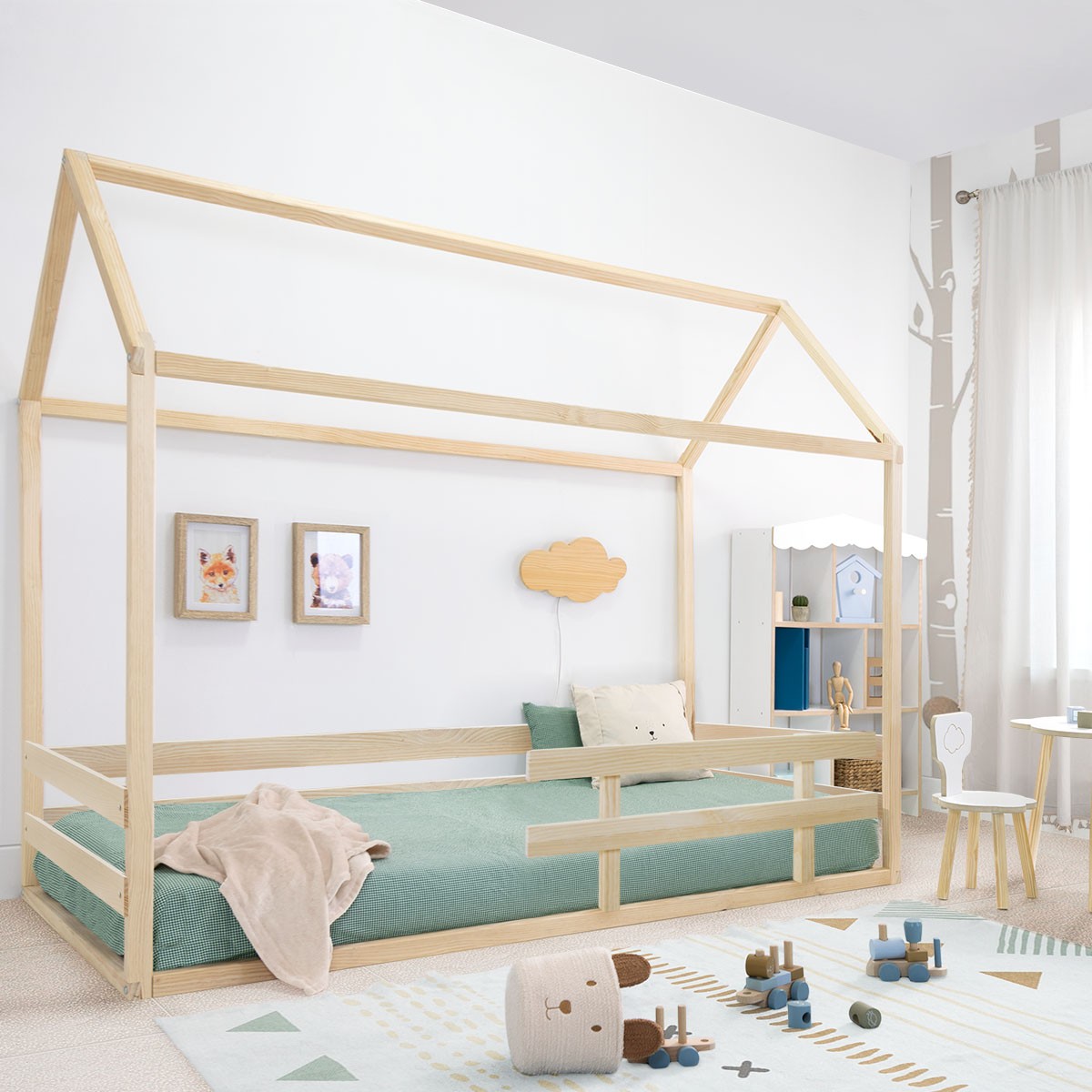 Dormitorio infantil con cama con dosel pensado para niña..