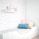 Habitación infantil Montessori Nao. Detalla cama y estante lineal