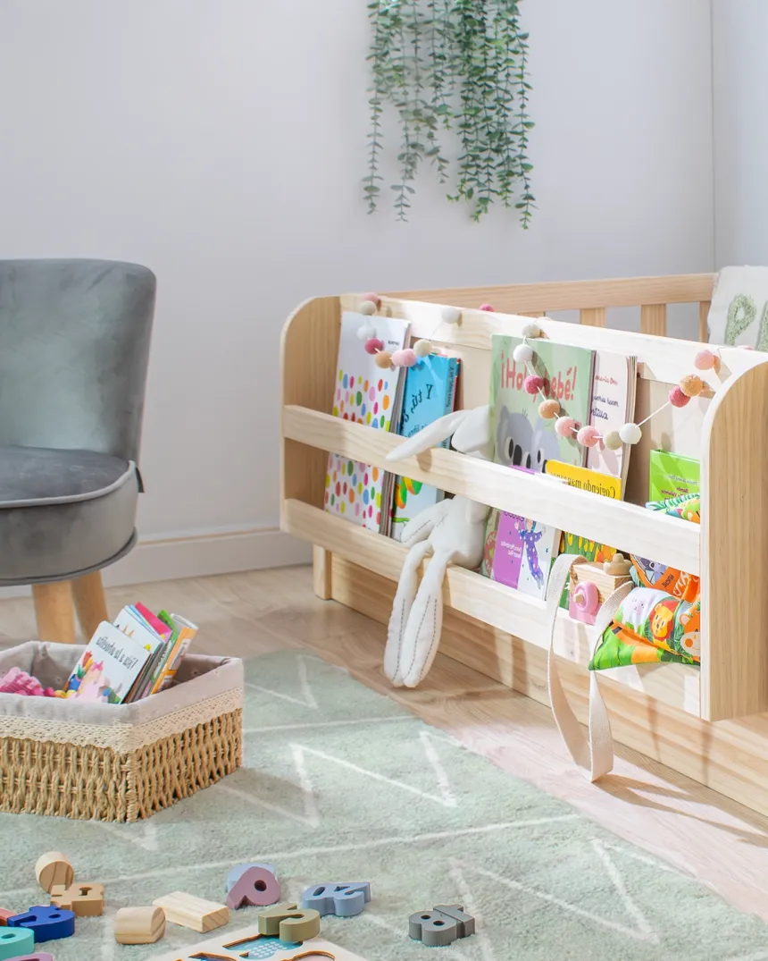 Cama Montessori con librería madera natural | Habitación Montessori