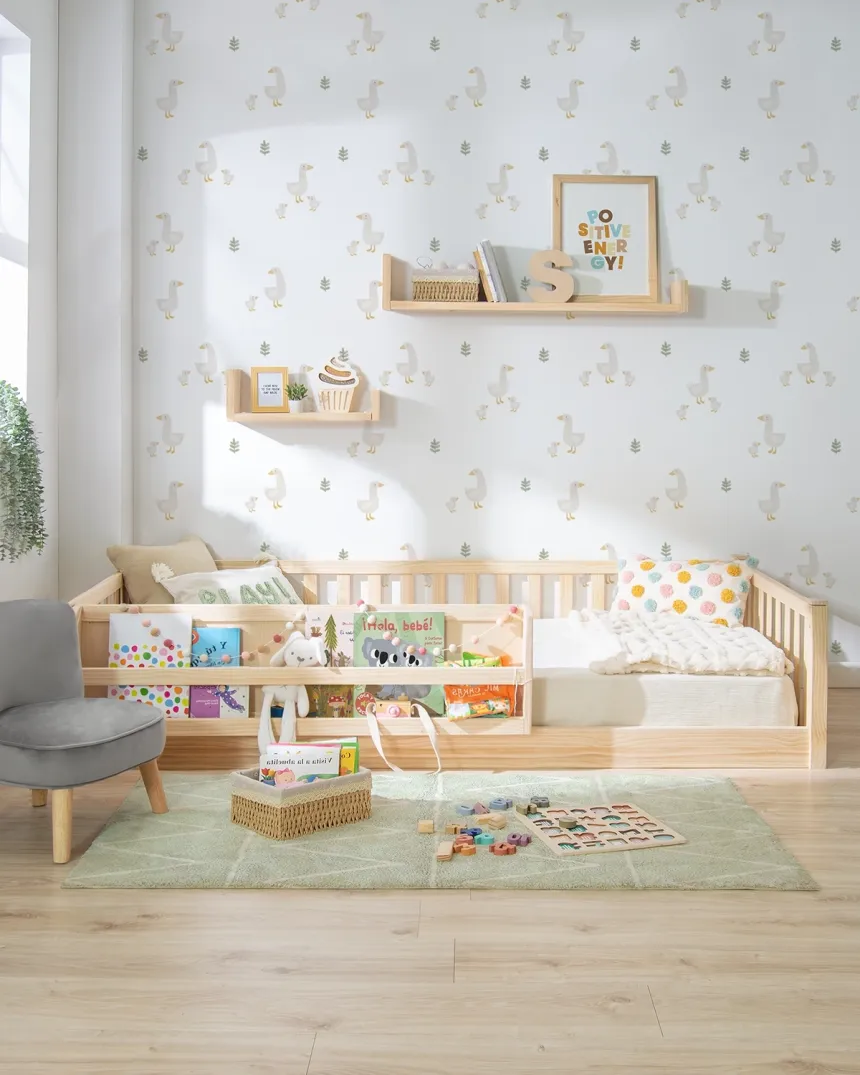 Cama Montessori con librería madera natural | Habitación Montessori