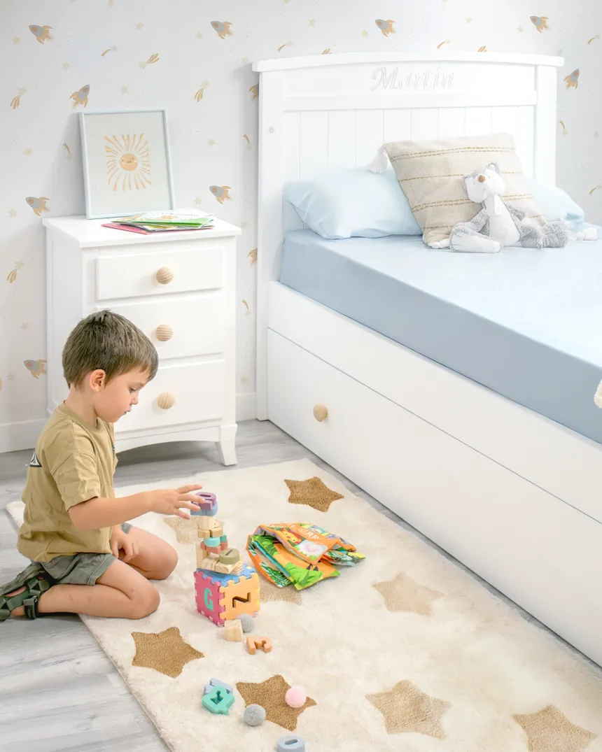 Habitación infantil con cama nido curvo