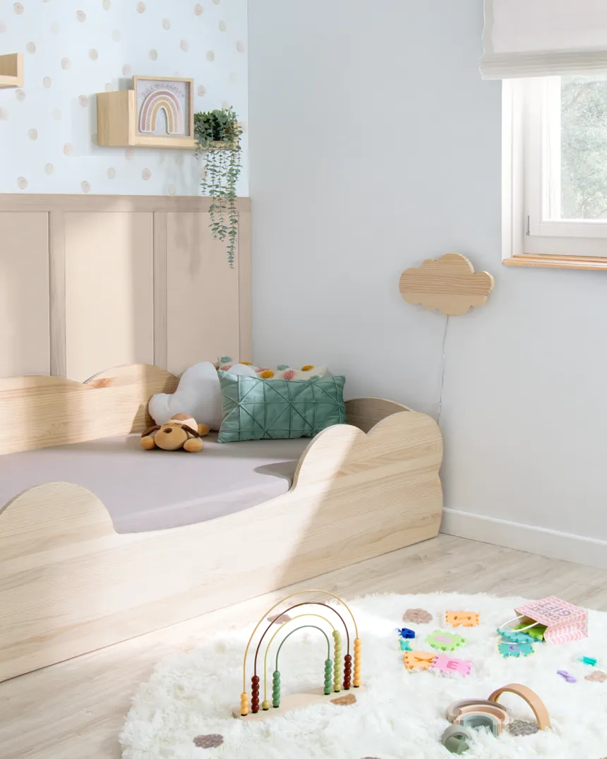 Cama Montessori Nube madera natural detalle lado