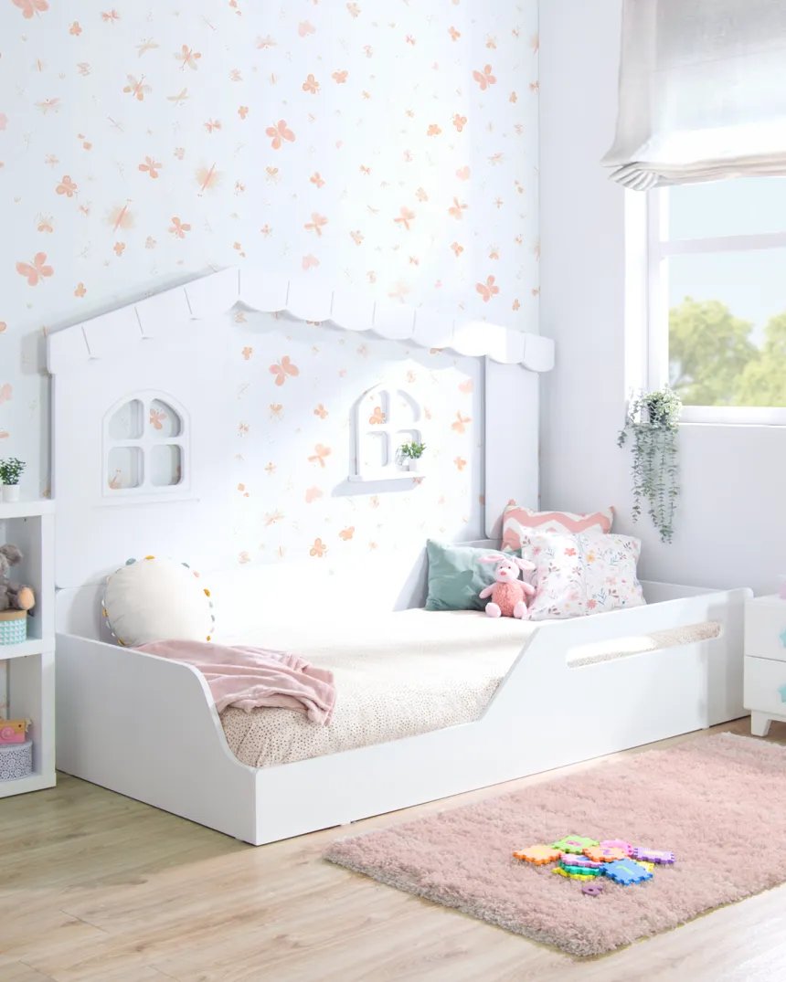 Dormitorio cama casita Montessori con tejado