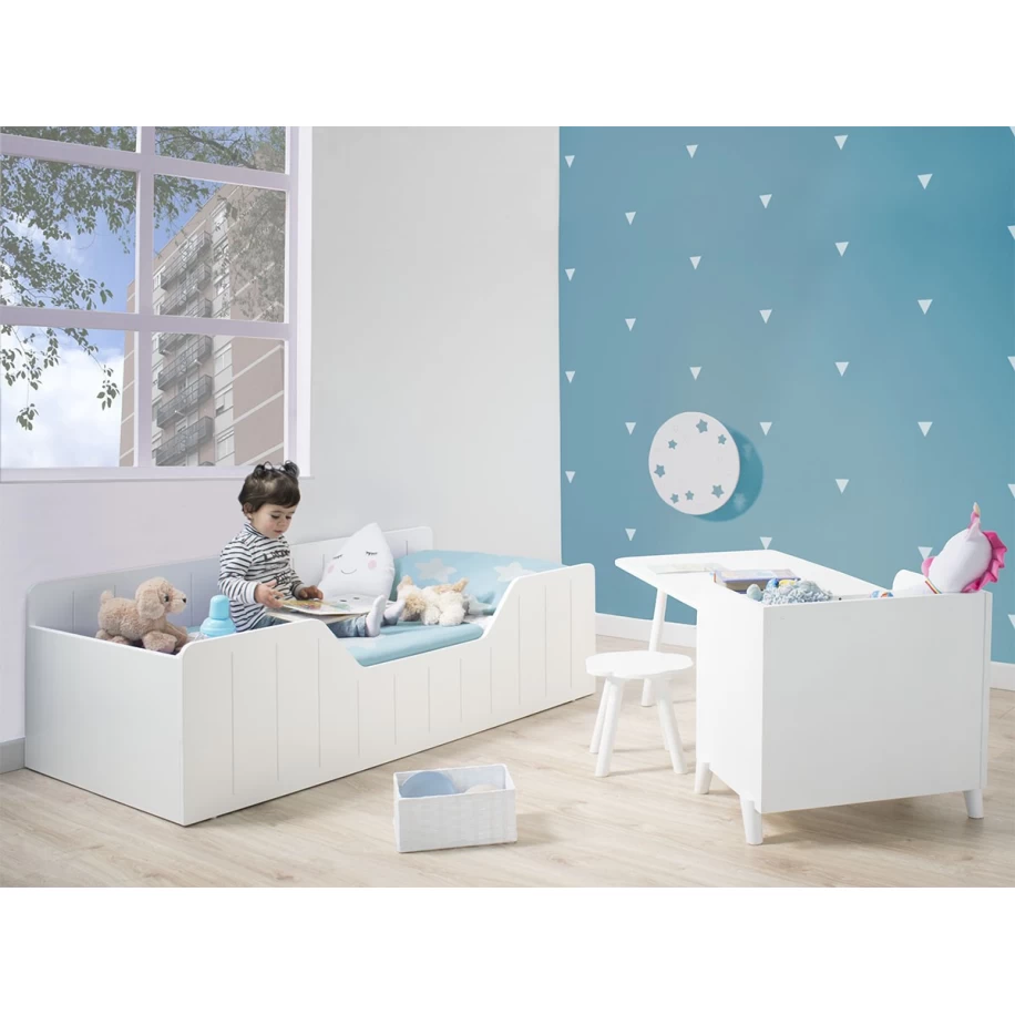 Cama para niños Montessori Nao. Detalle dormitorio con escritorio 