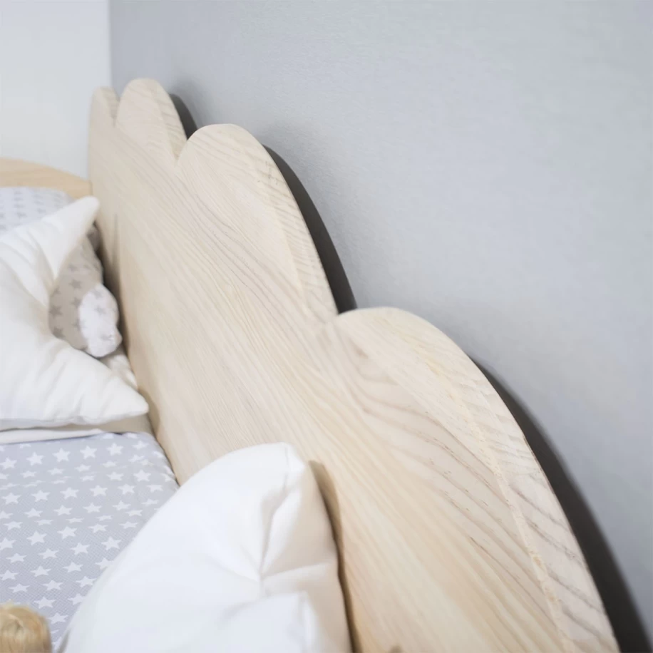 Cama Montessori Nube en madera natural detalle parte trasera cama 
