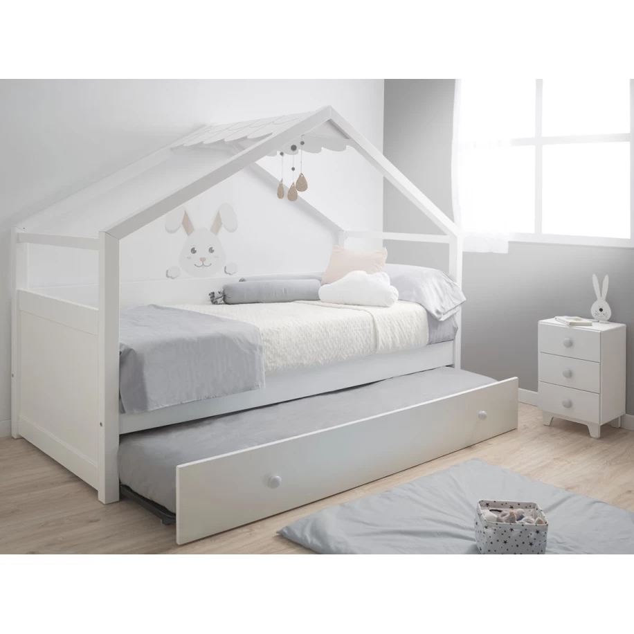 Habitación cama casita con cama abierta y mesita 