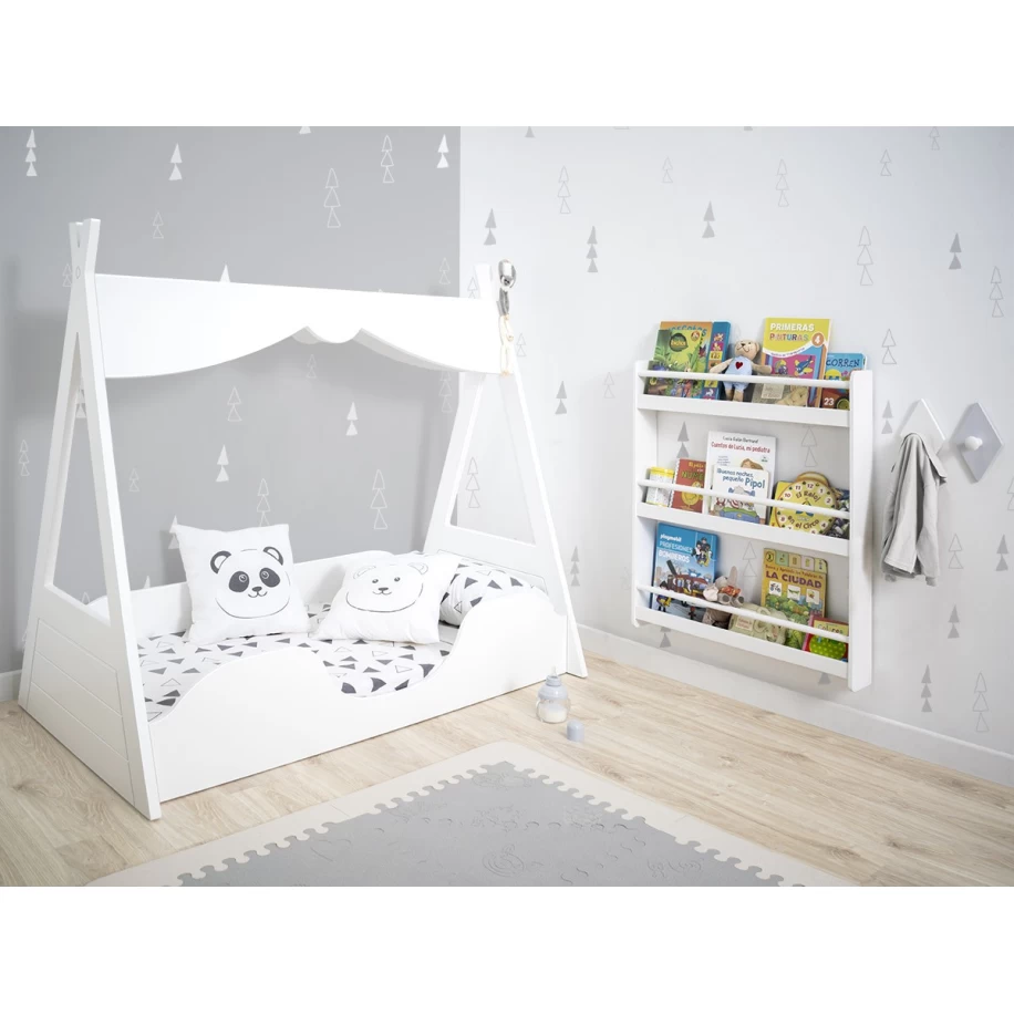 Dormitorio Montessori Tipi. Detalle cama y estantería Montessori