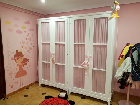 Armario infantil 2 puertas con cortinas