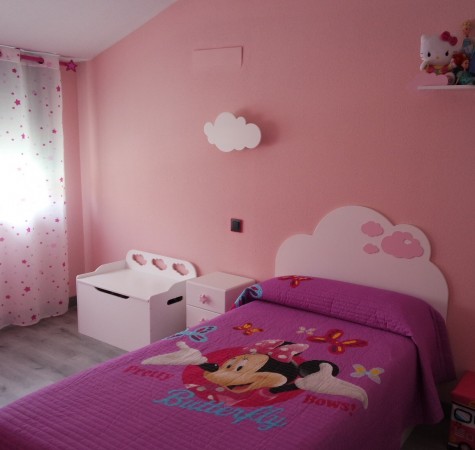 Dormitorio infantil Nubes. Cabecero Nubes rosa