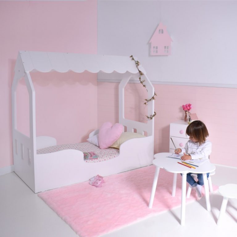 Dormitorio Casita con decoración rosa y lila pastel